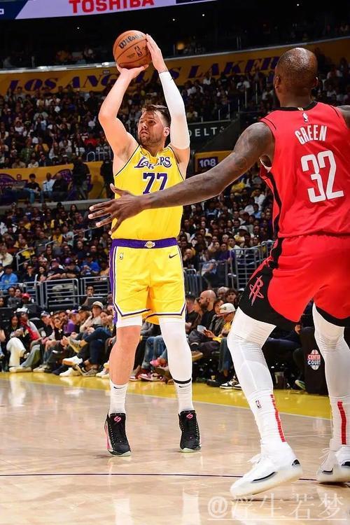 4月1日常规赛:火箭迎战湖人 东契奇精彩表现 4月1日常规赛:火箭迎战湖人 东契奇精彩表现